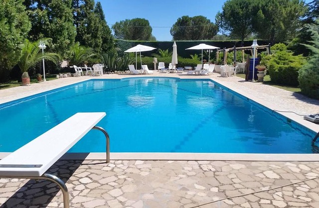 Homerez - House 16 km away from the beach with shared pool, jacuzzi and garden