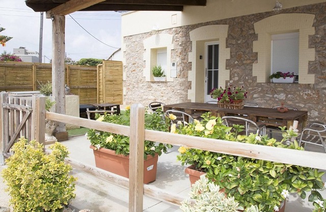 Homerez - House 5 km away from the beach for 6 ppl. with garden at Camarles