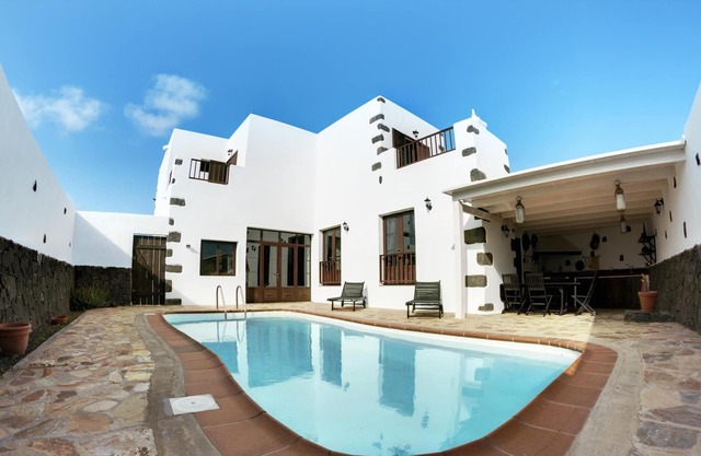 Homerez - House 8 km away from the beach for 6 ppl. with swimming-pool at Tinajo