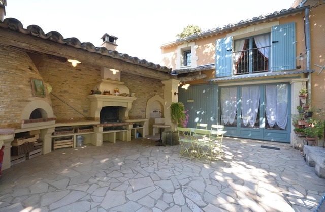 Homerez - House in Le Thor with shared pool
