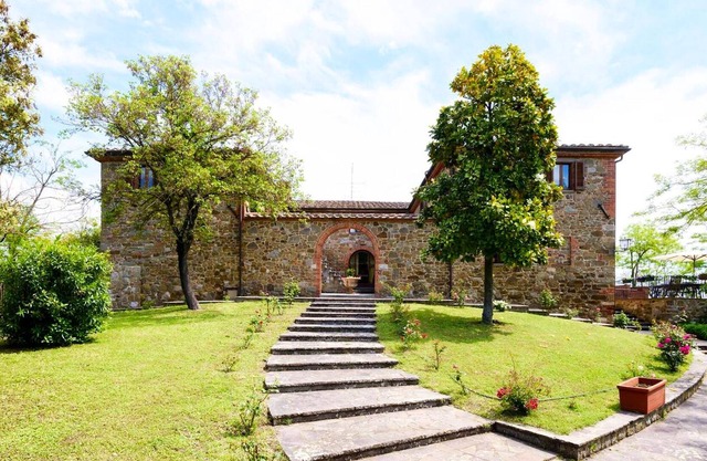 Homerez - Large villa for 28 pers. with pool, jacuzzi and garden in Sinalunga