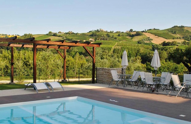 Homerez - Nice house for 6 ppl. with shared pool at Montalto delle Marche