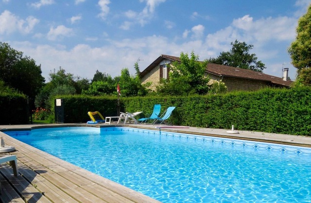 Homerez - Nice appartement for 8 ppl. with shared pool and terrace at Blaignac