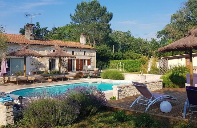 Homerez - Nice house for 2 ppl. with shared pool and terrace at Bussac-Forêt
