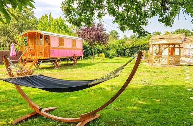 Homerez - Nice property for 2 ppl. with shared pool and garden at Bussac-Forêt
