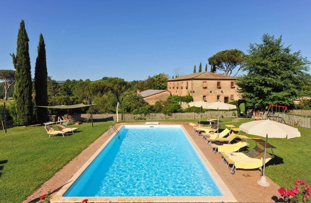 Homerez - Spacious Villa in Monteroni d'Arbia with Pool