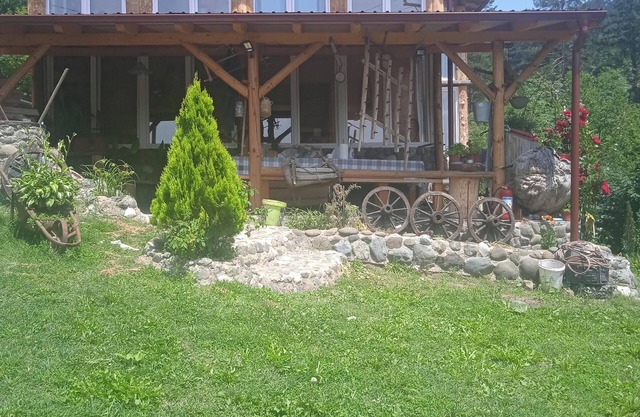 Homerez - Spacious and Charming House in Vozuća with Large Garden