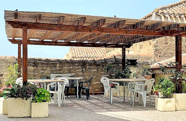 Homerez - Spacious appartement for 6 ppl. with terrace and balcony at Galtellì