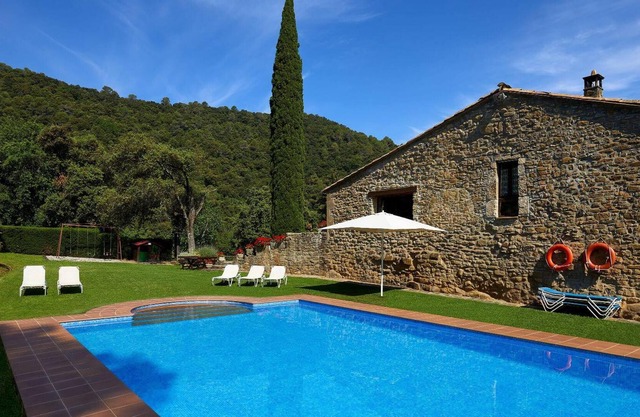 Homerez - Spacious appartement for 6 ppl. with shared pool at Girona