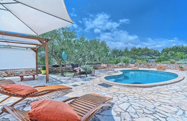 Homerez - Spacious House with Private Pool in Stari Grad