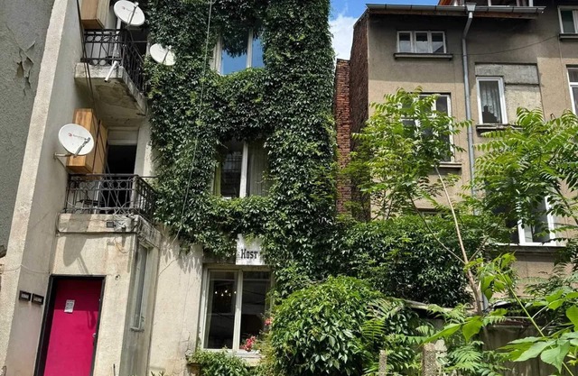 Homerez - Spacious House in Central Sofia with Garden