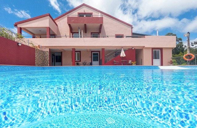 Homerez - Spacious House with Pool in Prazeres