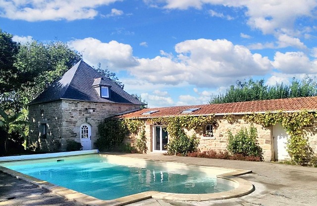 Homerez - Spacious Villa with Private Pool in Ploubezre