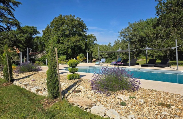 Homerez - Spacious villa in Limeyrat with private pool