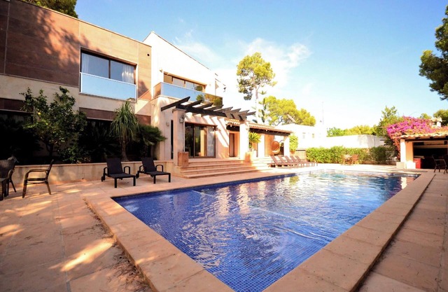 Homerez - Spacious Villa with Private Pool in Torrenova