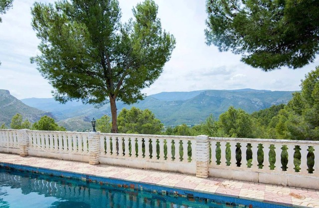 Homerez - Villa for 12 ppl. with swimming-pool, garden and terrace at Chulilla