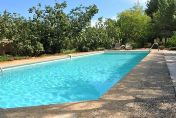 Homerez - Villa for 21 ppl. with swimming-pool, garden and terrace at Piolenc