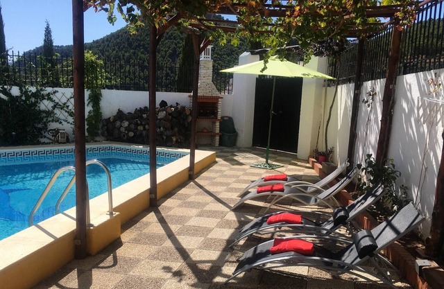Homerez - Villa for 8 ppl. with swimming-pool, garden and balcony at Granada