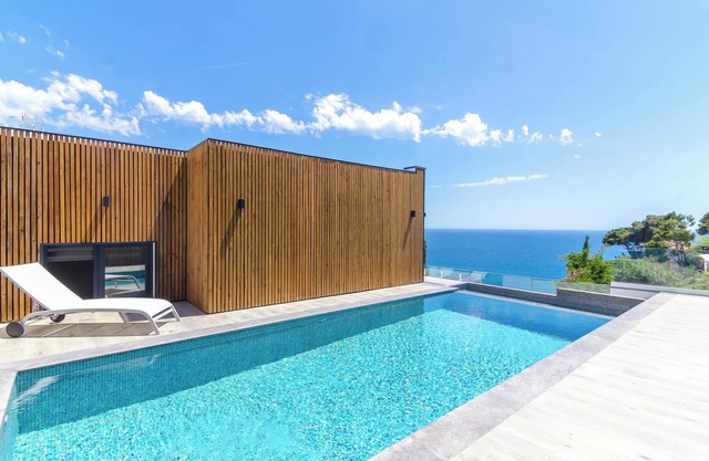 Homerez - Villa in Lloret de Mar, garden and pool view