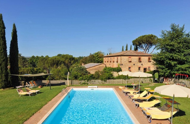 Homerez - Villa for 19 ppl. with swimming-pool and garden at Monteroni d'Arbia
