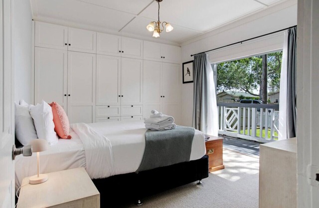 Homestead Haven Bungalow with Pool and Air-Con
