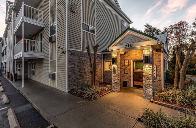 HomeTowne Studios by Red Roof Orlando - Casselberry