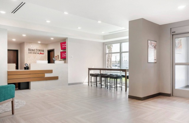HomeTowne Studios by Red Roof Tampa - Airport