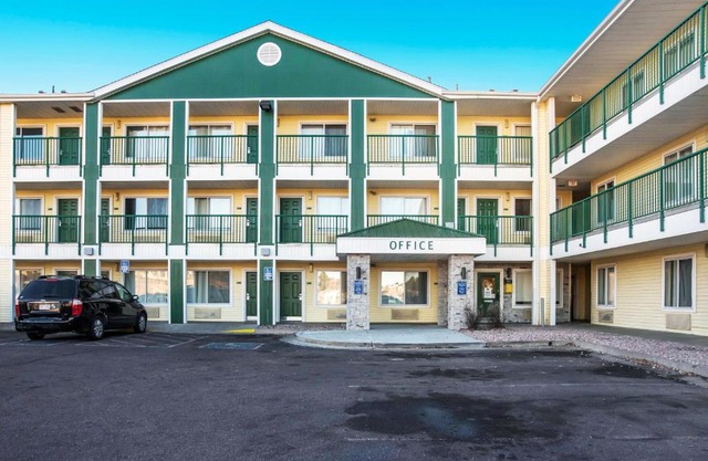 HomeTowne Studios by Red Roof Colorado Springs - Airport