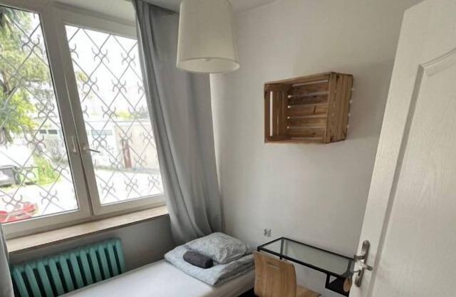 Homey Accommodation w/ Parking! Walking distance to Klubokawiarnia Towarzyska!