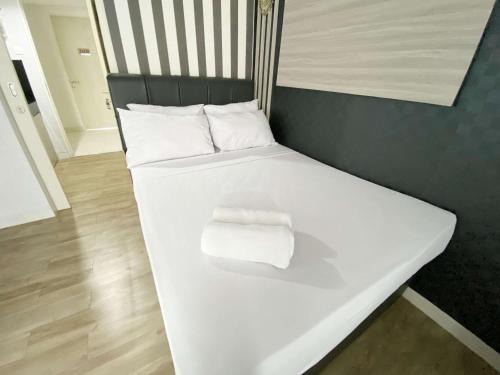 Homey and Cozy Living Studio Amartha View Apartment By Travelio