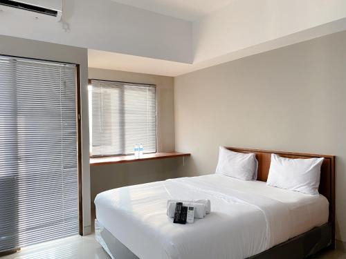 Homey and Minimalist Studio Gateway Park LRT City Jatibening Apartment By Travelio