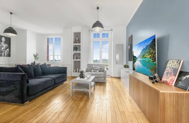 Homey Awesome -Close to train/private balcony/wifi