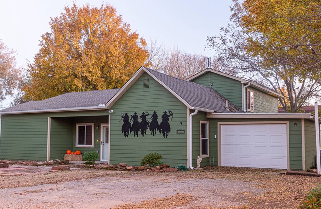 Homey bungalow just a few blocks from downtown Stillwater and 1 mile to OSU!