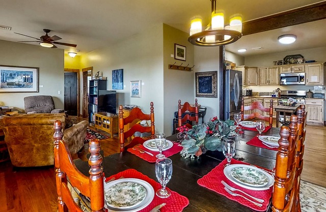 Homey, dog-friendly cottage with big yard & updated kitchen - 1 block to Main St