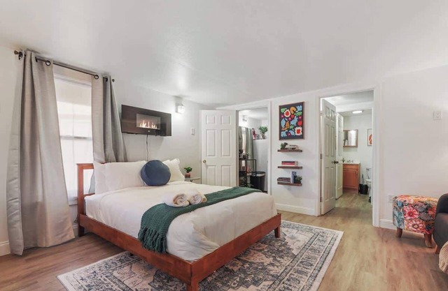 Homey Downstairs Studio Near Downtown and the River