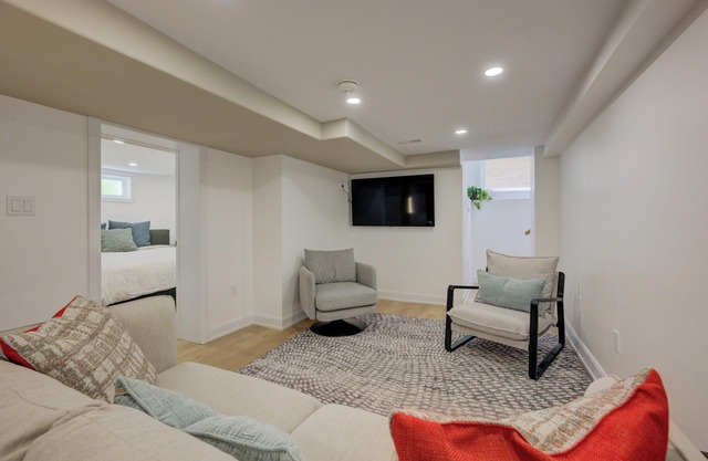Homey Hespeler Hideaway - Casita Benani Luxury Basement Suite