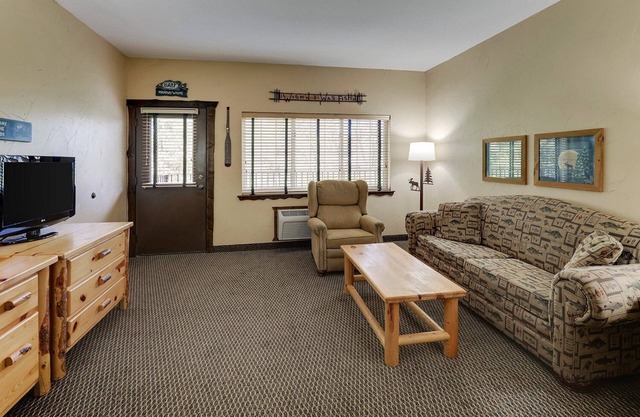 Homey Johnston Suite! Extended Stay Options With Kitchenette available, Pool