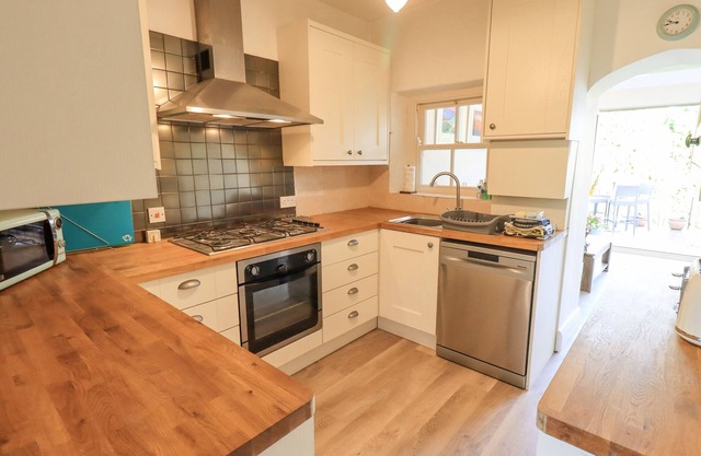 HONEY COTTAGE, pet friendly, with open fire in Kirkby Lonsdale