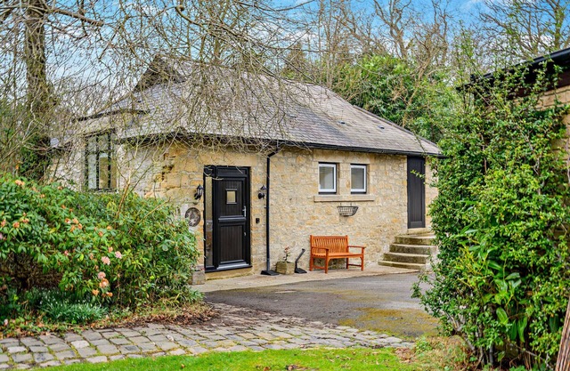 Honey Hirst - Two Bedroom House, Sleeps 4