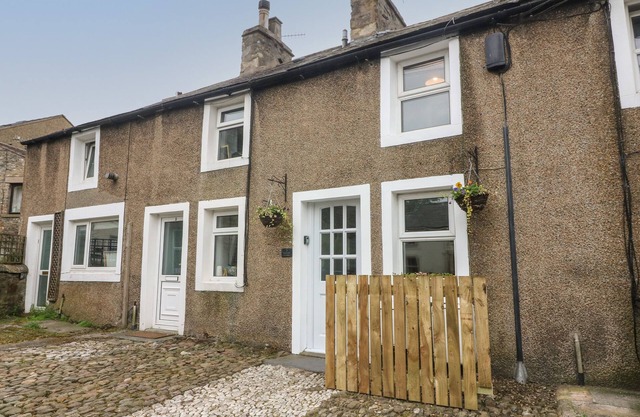 HONEY POT COTTAGE, pet friendly, with a garden in High Bentham