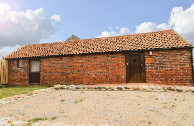 HONEYBEE COTTAGE, pet friendly, with a garden in Withernsea