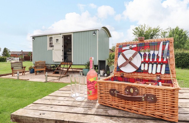 HONEYBEE LODGE, pet friendly, with a garden in Woodhall Spa