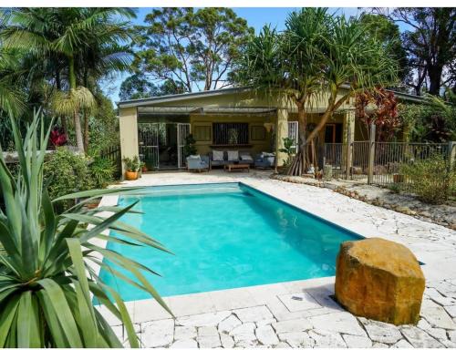 Honeybird Hideaway, a private subtropical retreat