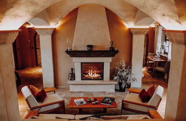 Honeymoon suite with fireplace, private sauna and wellness garden with pool
