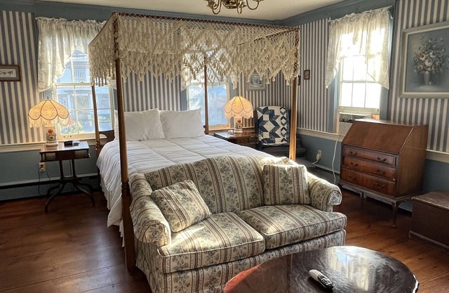 Honeymoon Suite with Jacuzzi Tub in Historic Inn