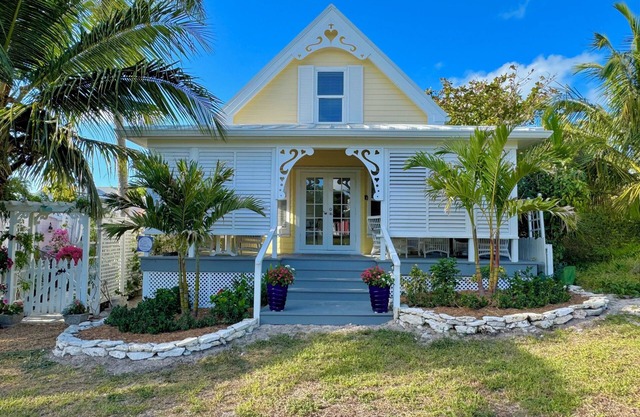 Honeymoon Villa - Enchanting Retreat for Couples in Hope Town Village!