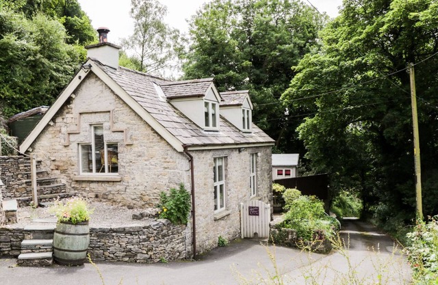 HONEYPOT COTTAGE, family friendly, with open fire in Brigsteer