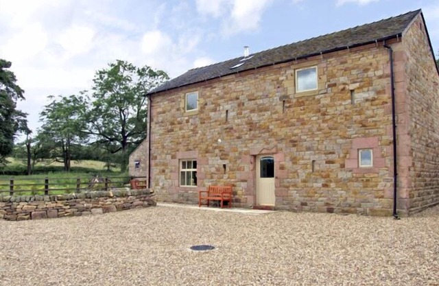 HONEYSTONE, family friendly, character holiday cottage in Meerbrook