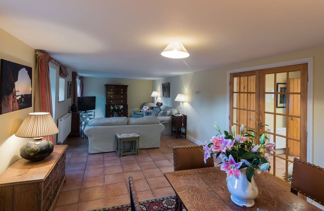 Honeysuckle Cottage: is a really spacious place for a family or group of friends