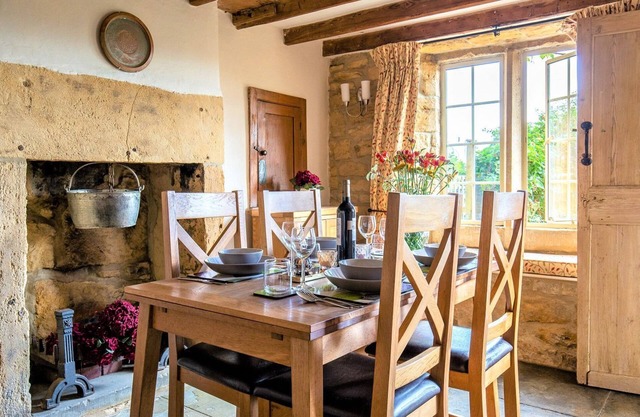 Honeysuckle Cottage - sleeps 4 guests in 2 bedrooms